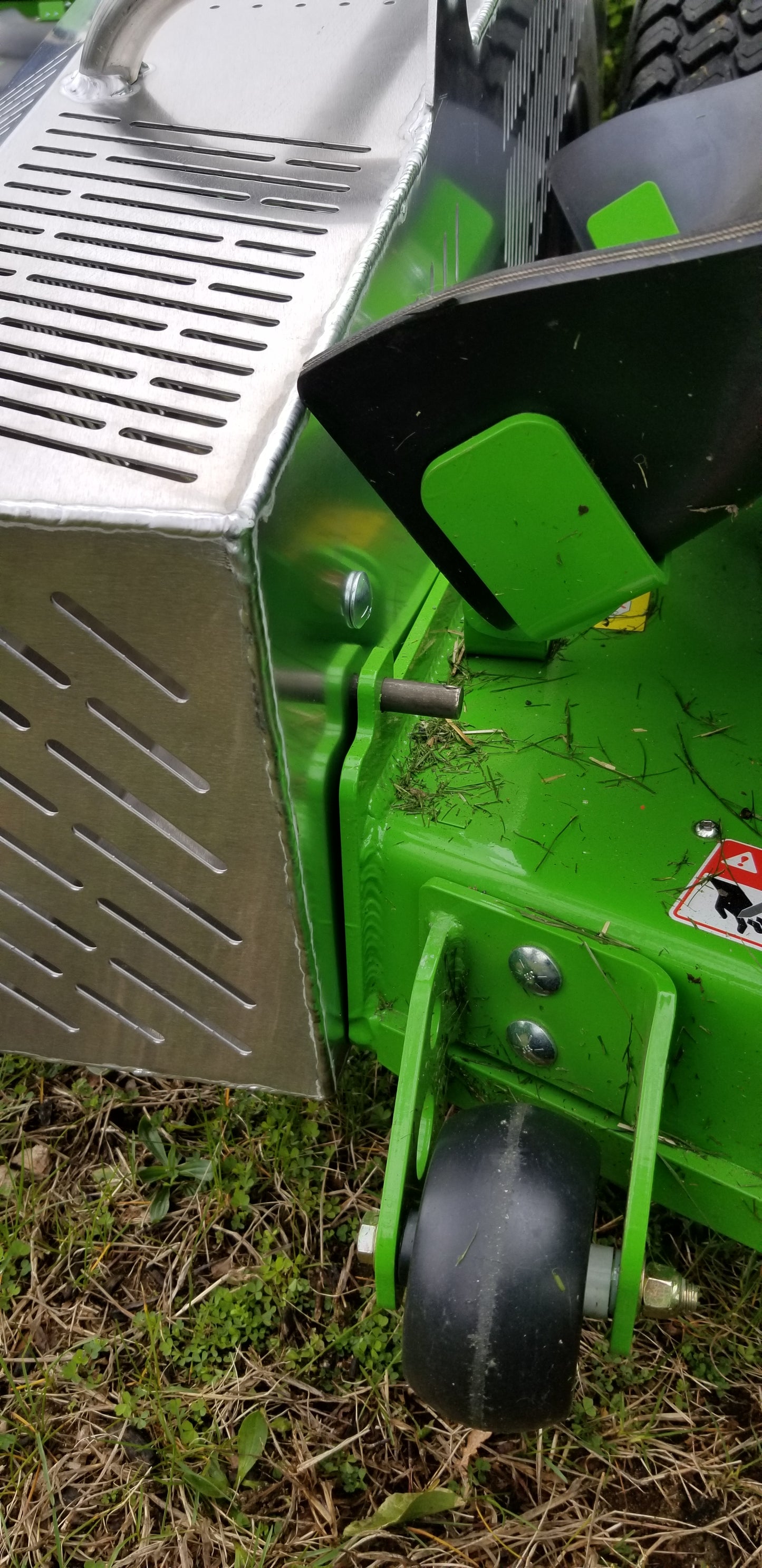 Mean Green electric mowers with aluminum grass catcher. Mean Green Vanquish. Mean Green WBX-33HD. Commercial electric mower with grass catcher. Mean Green mowers with grass catcher.