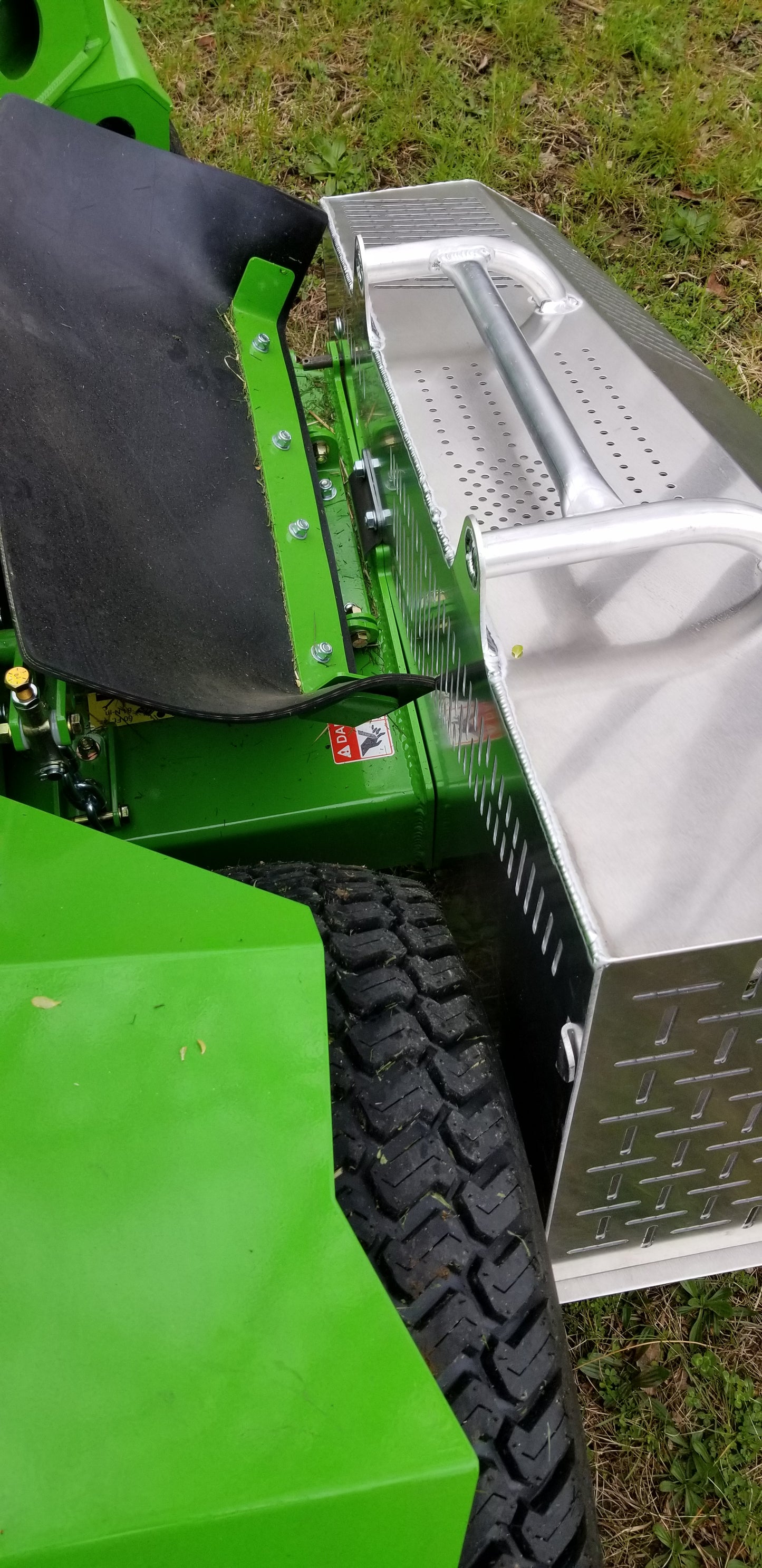 Mean Green electric mowers with aluminum grass catcher. Mean Green Vanquish. Mean Green WBX-33HD. Commercial electric mower with grass catcher. Mean Green mowers with grass catcher.
