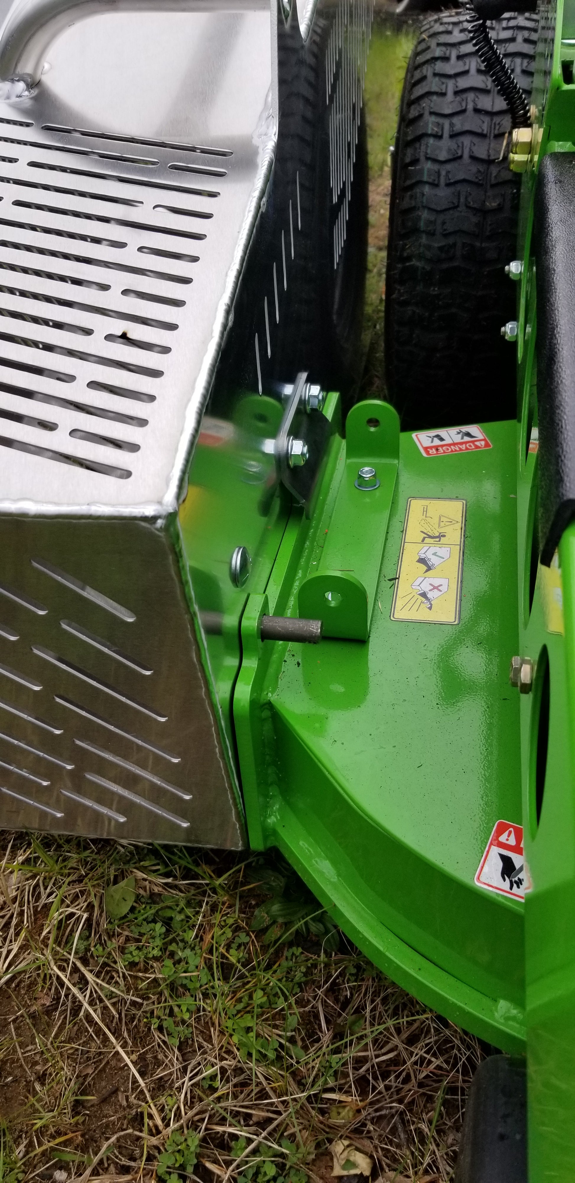 Mean Green electric mowers with aluminum grass catcher. Mean Green Vanquish. Mean Green WBX-33HD. Commercial electric mower with grass catcher. Mean Green mowers with grass catcher.